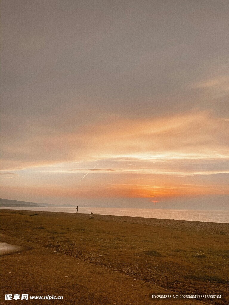 黄昏草原上的美丽天际线