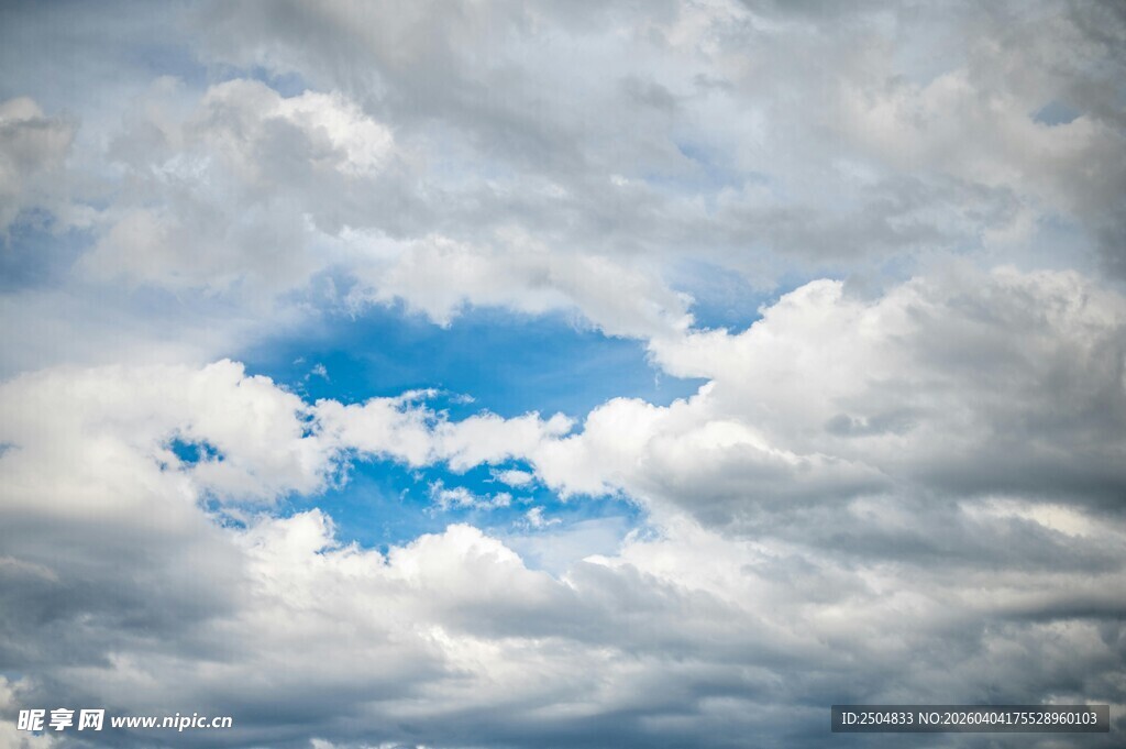 云隙间的蓝天美景