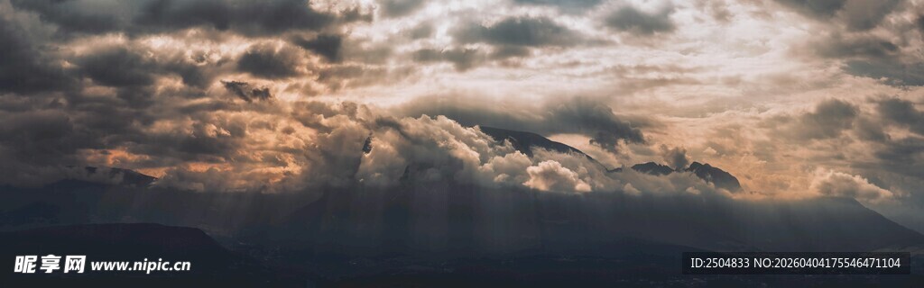 壮丽天空中的绚烂云层