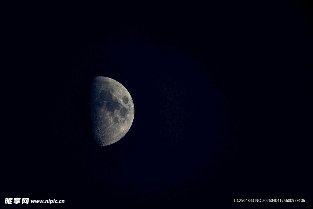 夜空中的半月