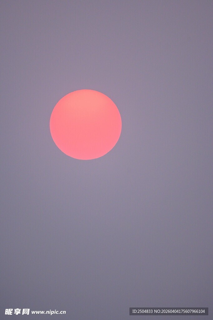 天空中的粉红色圆形物体
