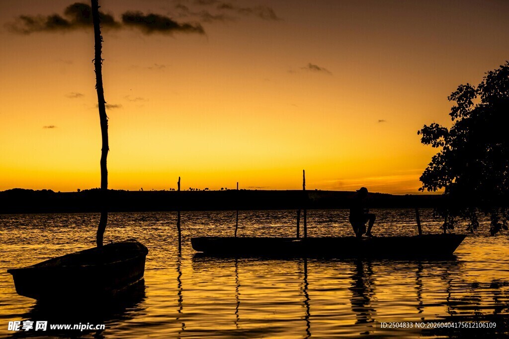 夕阳下湖面的静谧小船