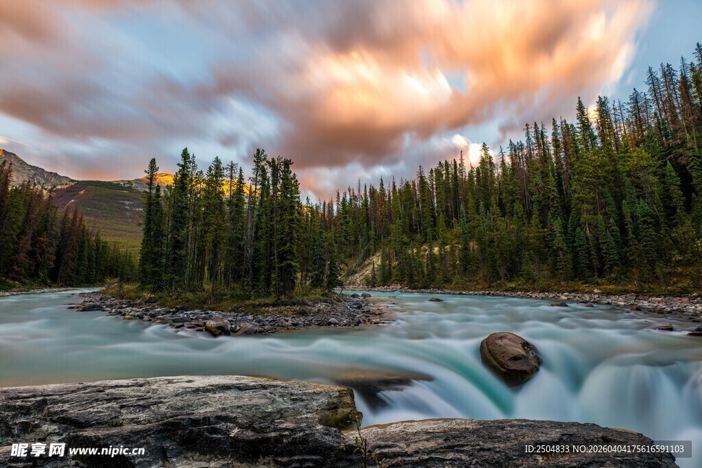 山间溪流畔的壮丽黄昏景色
