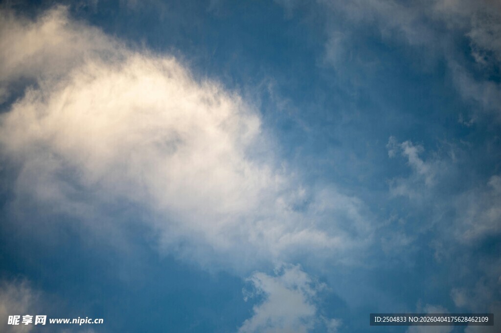 蓝天中的蓬松白云