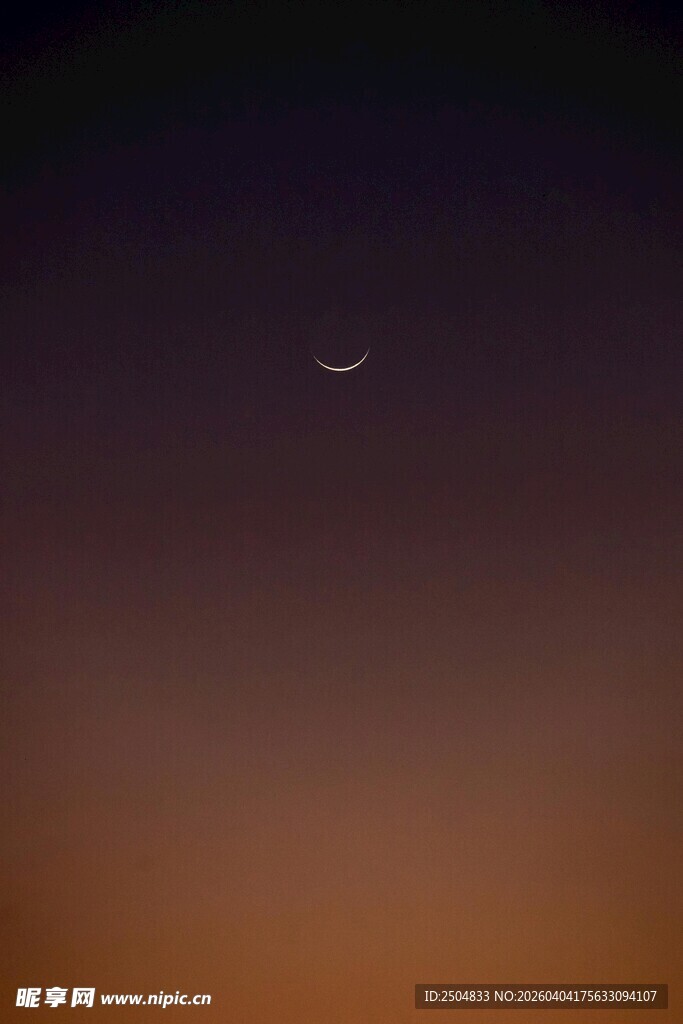 夜空中的弯弯新月