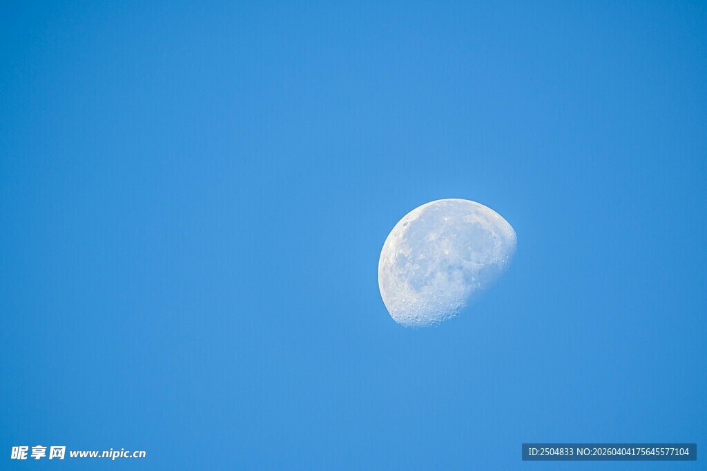 蓝天中的弯弯月亮