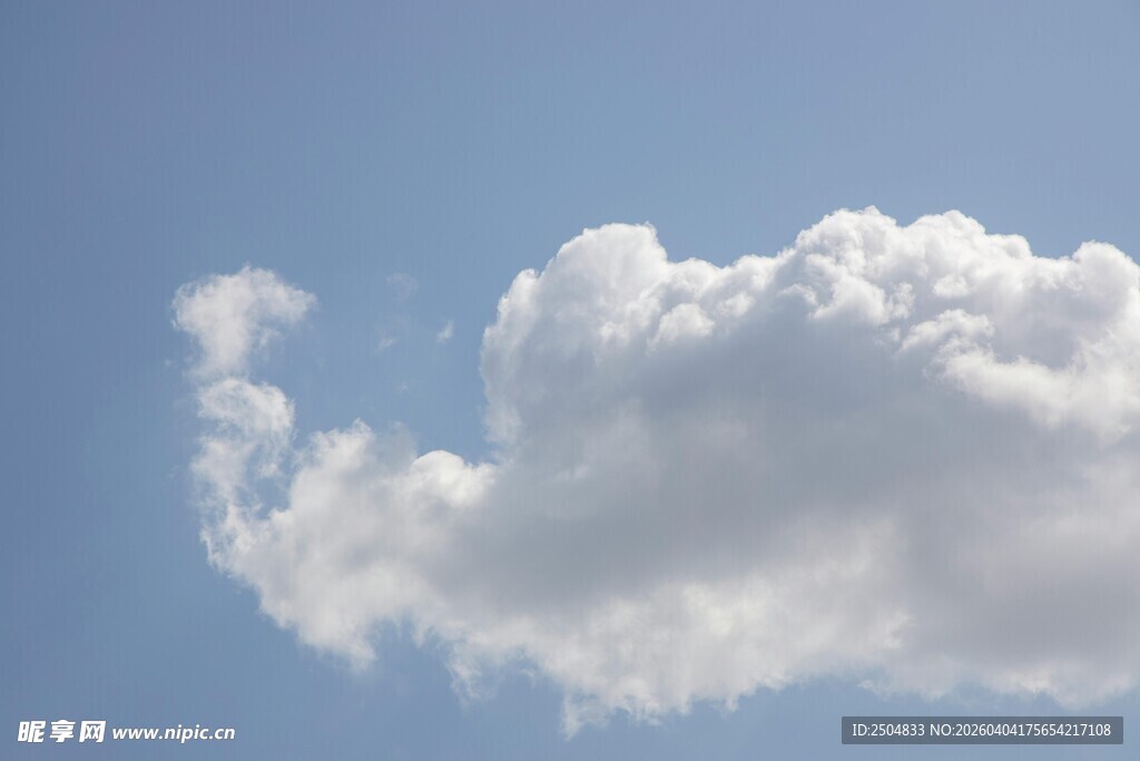 蓝天下的蓬松云朵