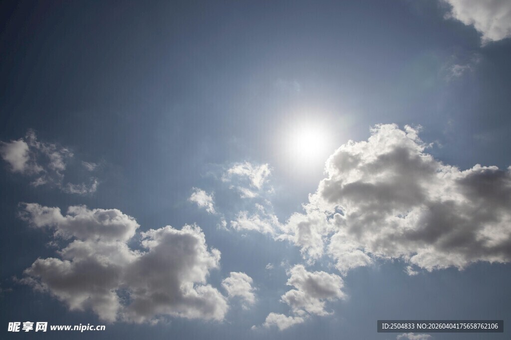 晴朗天空中的耀眼阳光