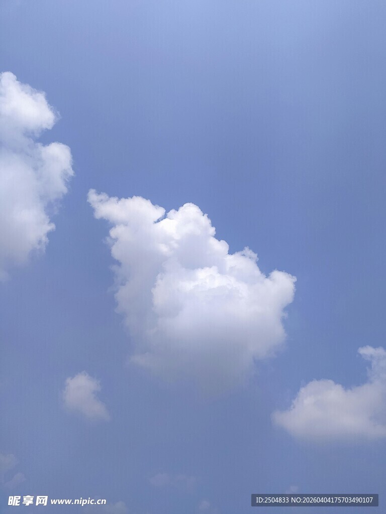 蓝天中的蓬松白云