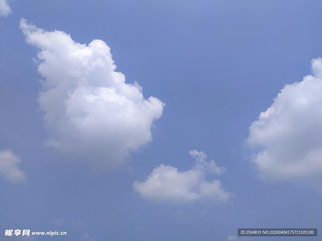 蓝天中的蓬松白云