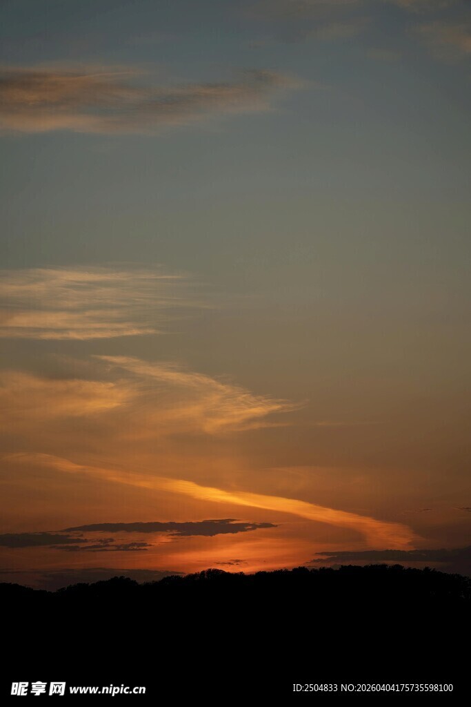 黄昏天空中的绚丽云彩