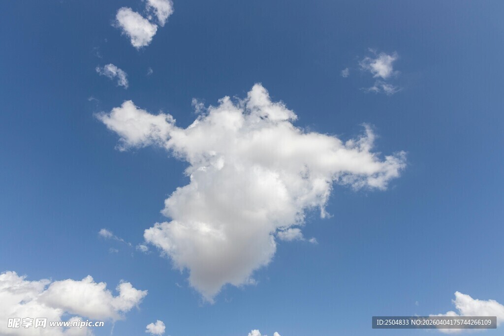 蓝天中的蓬松白云