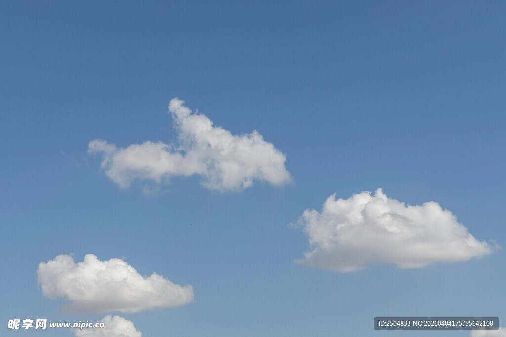 蓝天飘着几朵白云