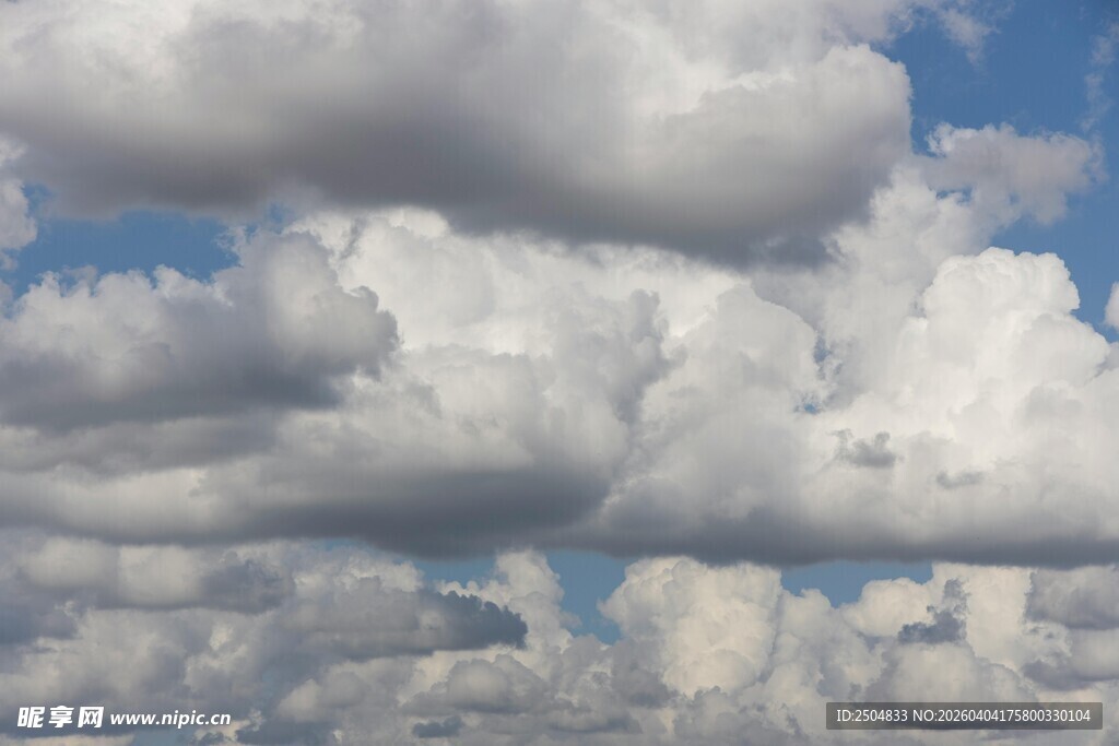 蓝天之上的蓬松云朵