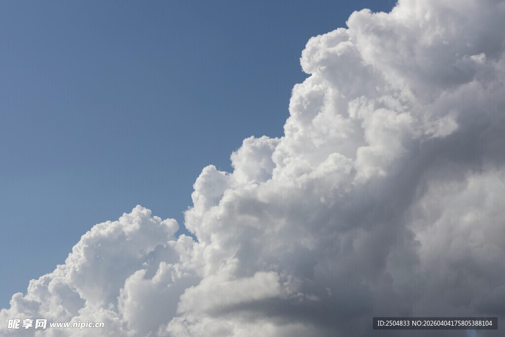 蓝天中的蓬松云朵