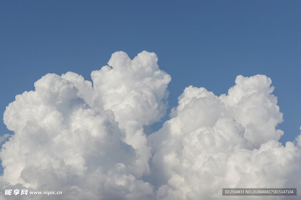 蓝天中的蓬松白云