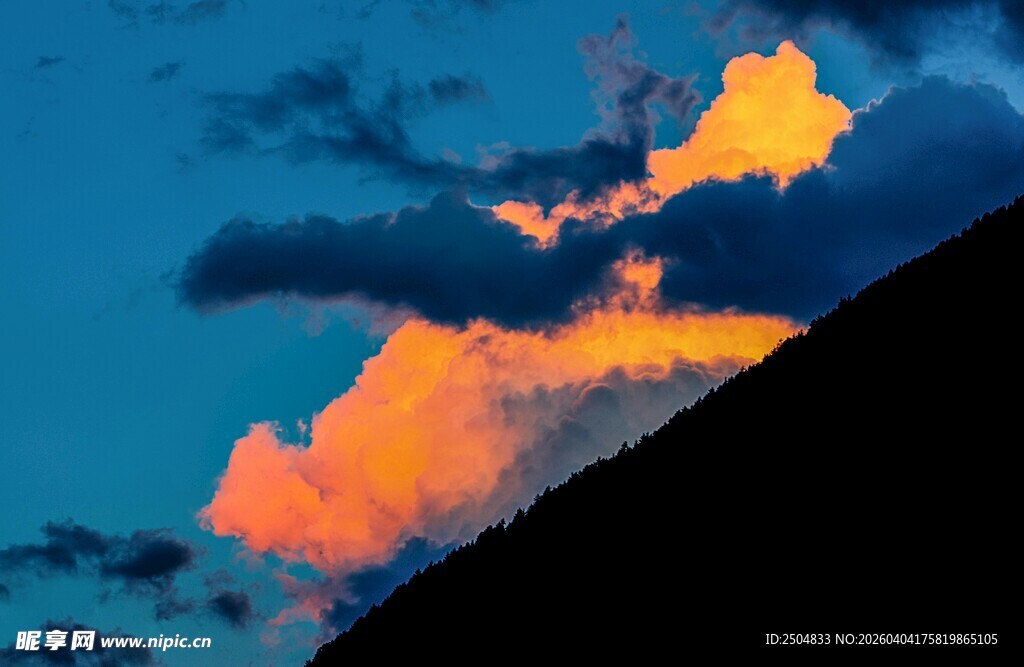 夕阳下的绚烂云彩