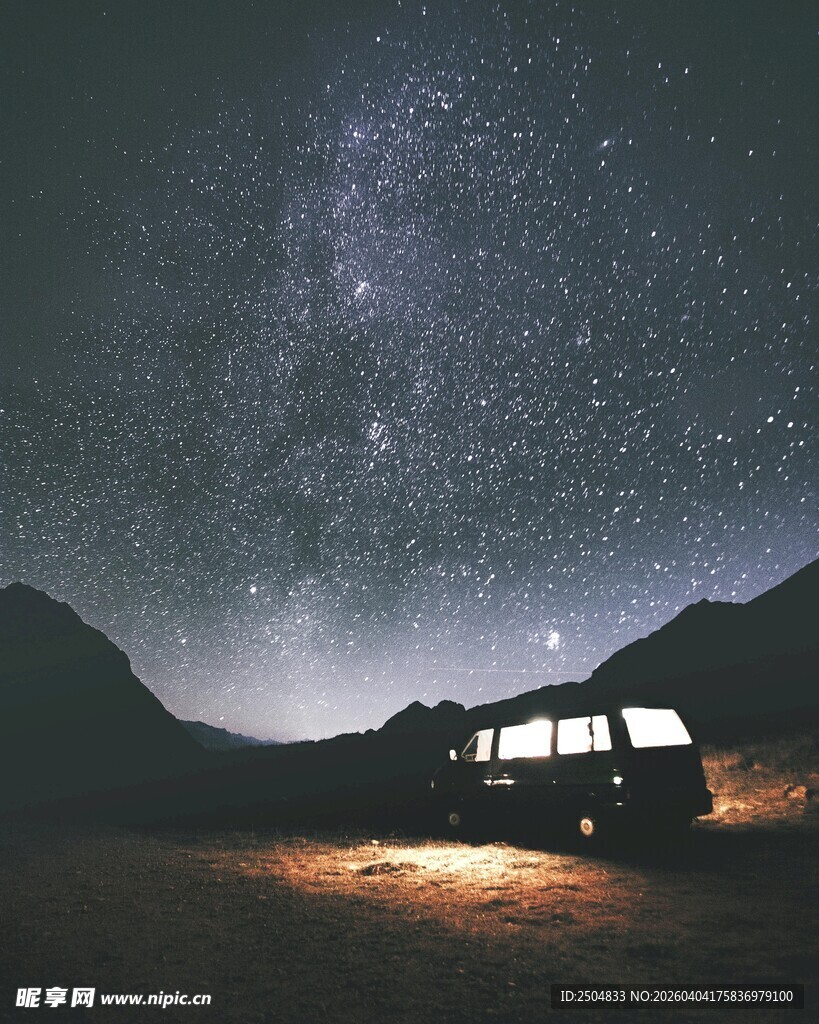 旷野星空下的露营车