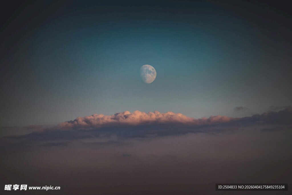 月夜下的山峦美景