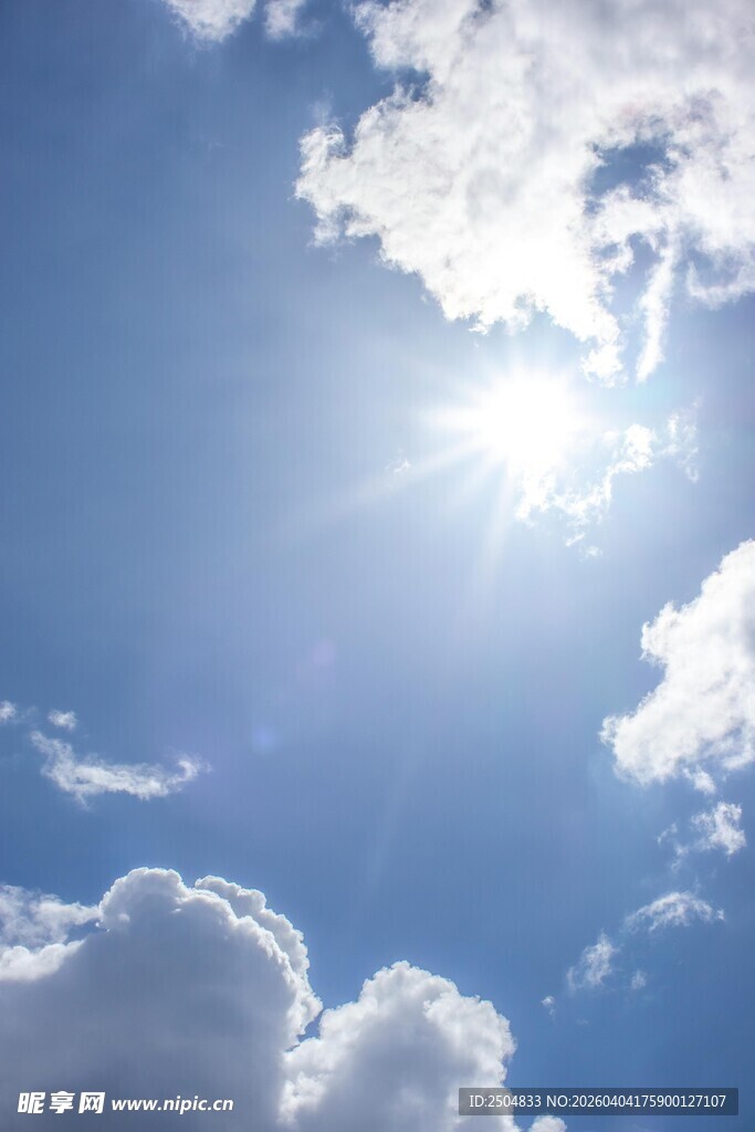 晴朗蓝天与闪耀阳光