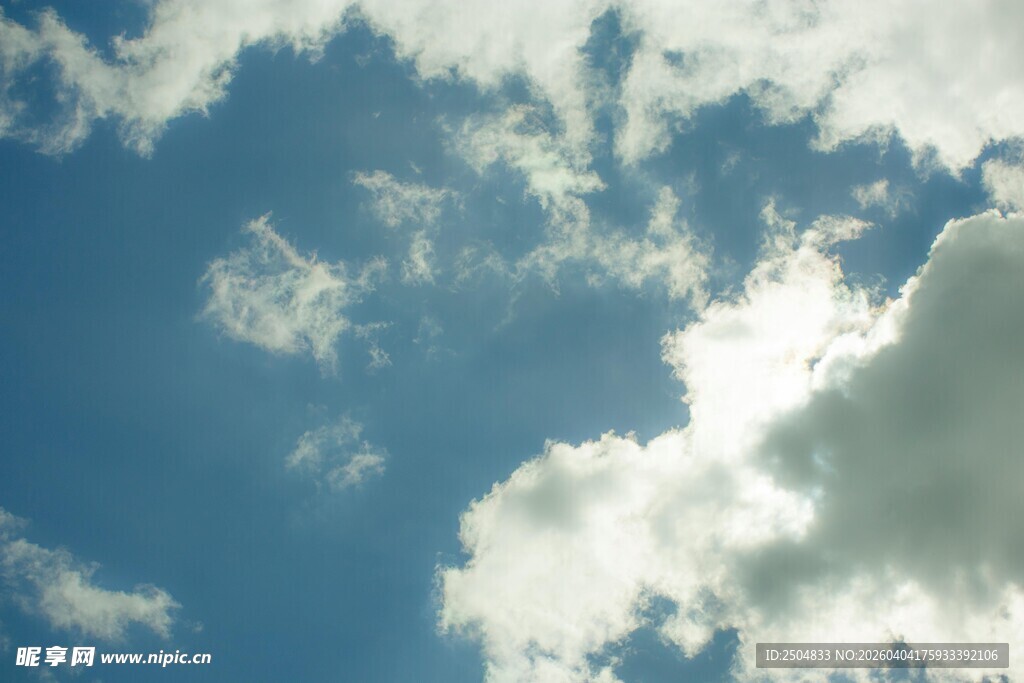 晴朗天空飘着朵朵白云