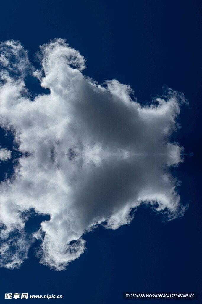 天空中独特形状的白云
