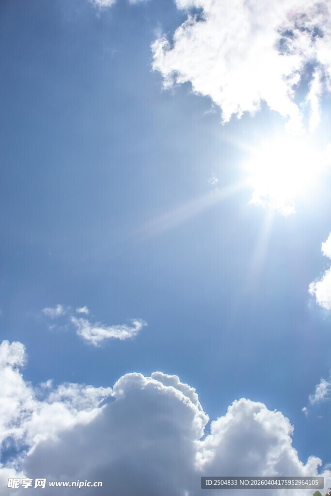 晴朗蓝天与闪耀阳光
