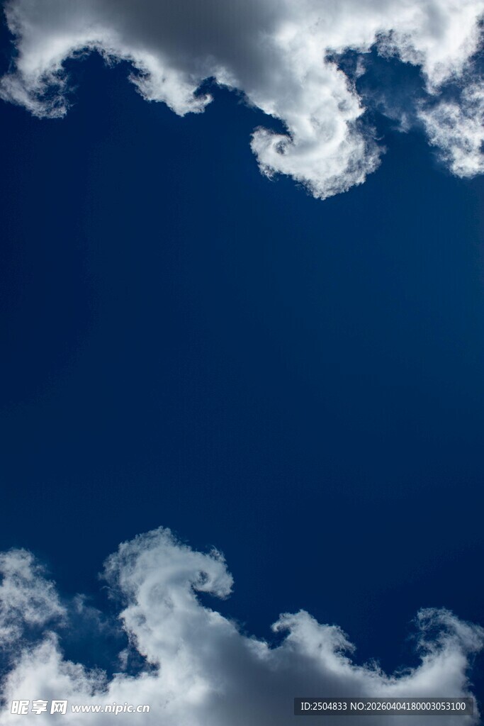 蔚蓝天空中的梦幻云朵