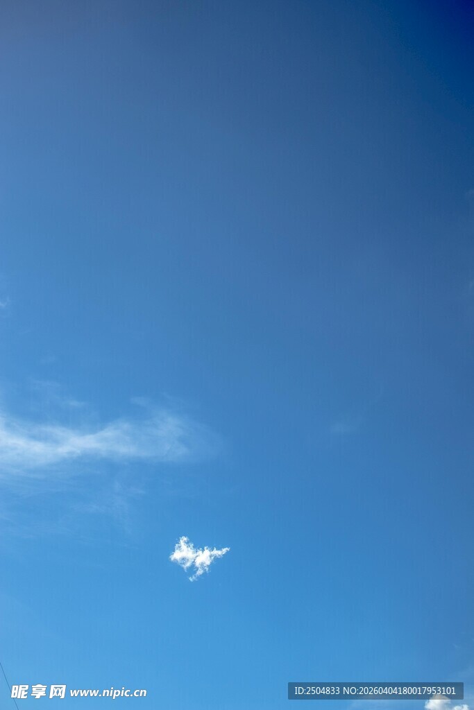 蓝天下翱翔的飞机