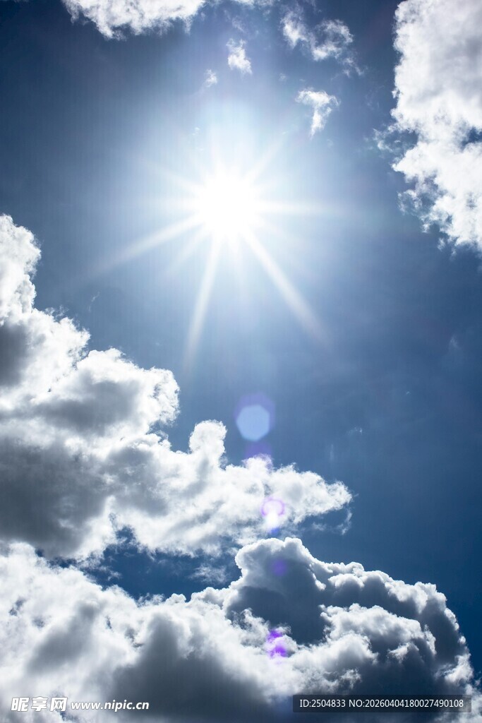 晴朗蓝天中的耀眼阳光