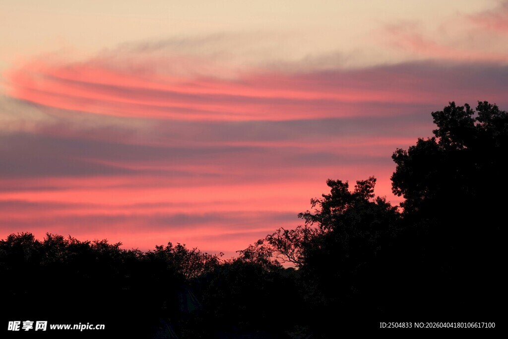 日落时分的绚烂天空