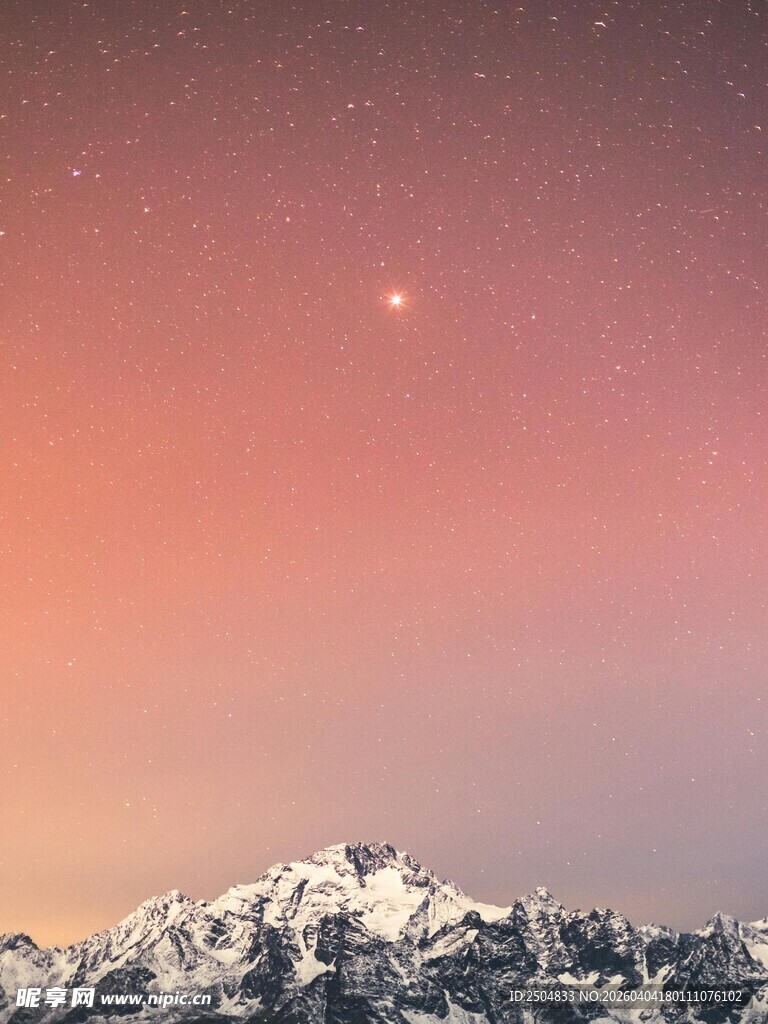雪山之上的梦幻星空