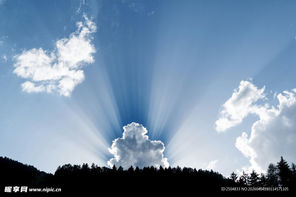 阳光穿透云层洒向山林