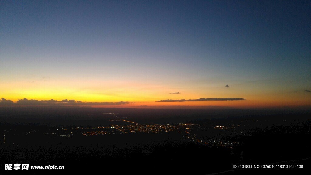 城市黄昏天际线美丽景象