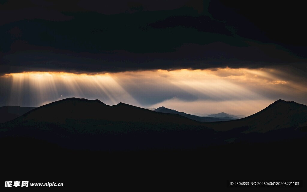山间云隙透光壮丽景象