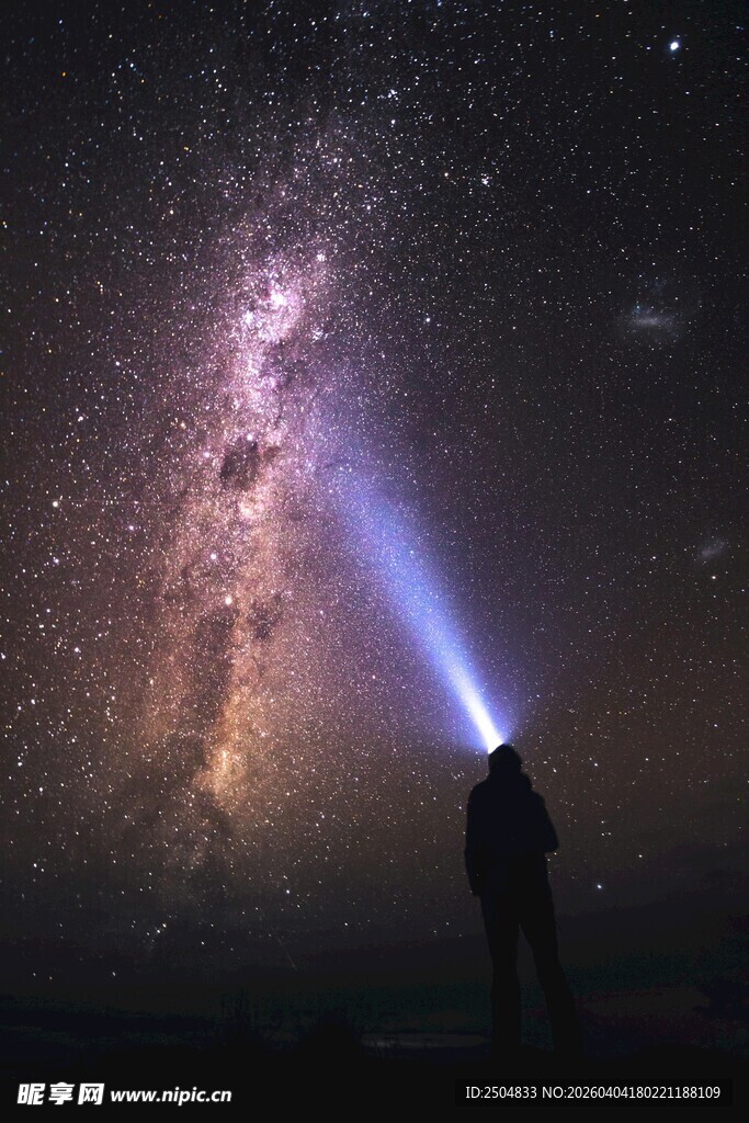 仰望星空的孤独身影