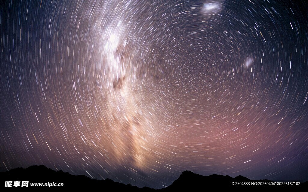 璀璨星空下的壮丽自然景观