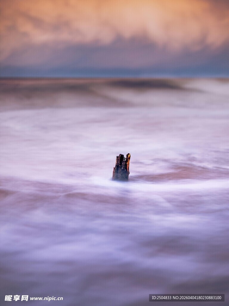 海边暮色中的孤独身影