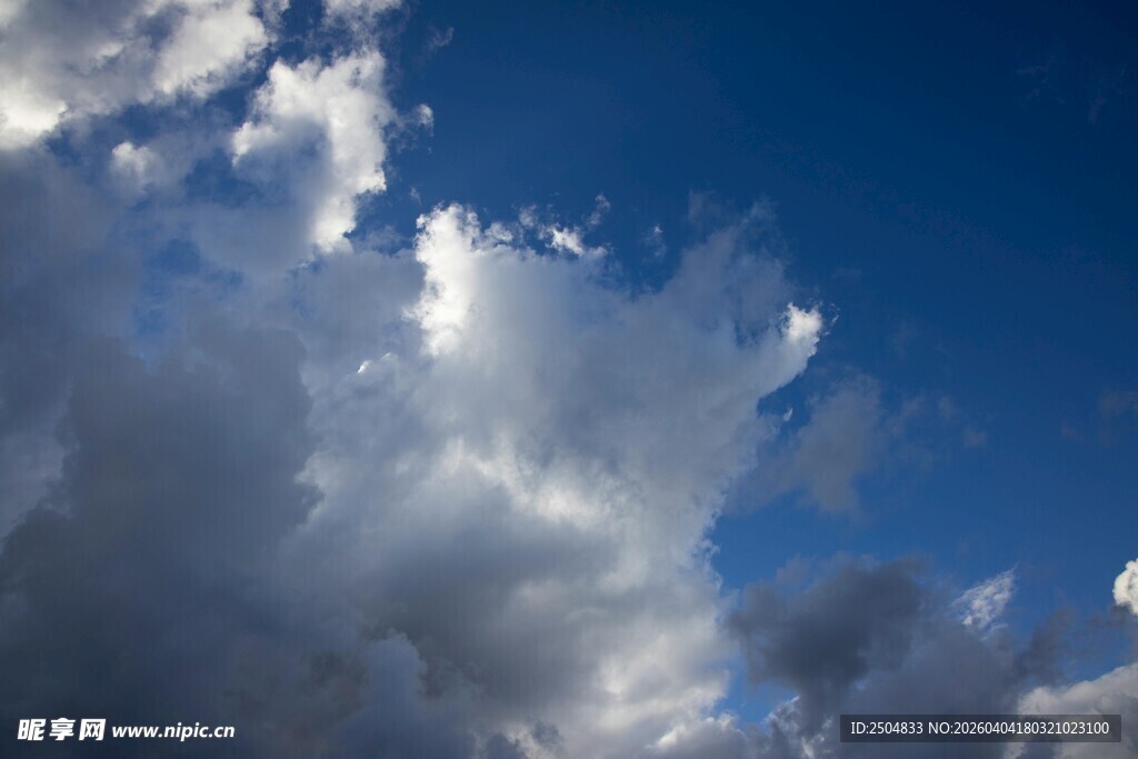 蓝天中的蓬松云朵