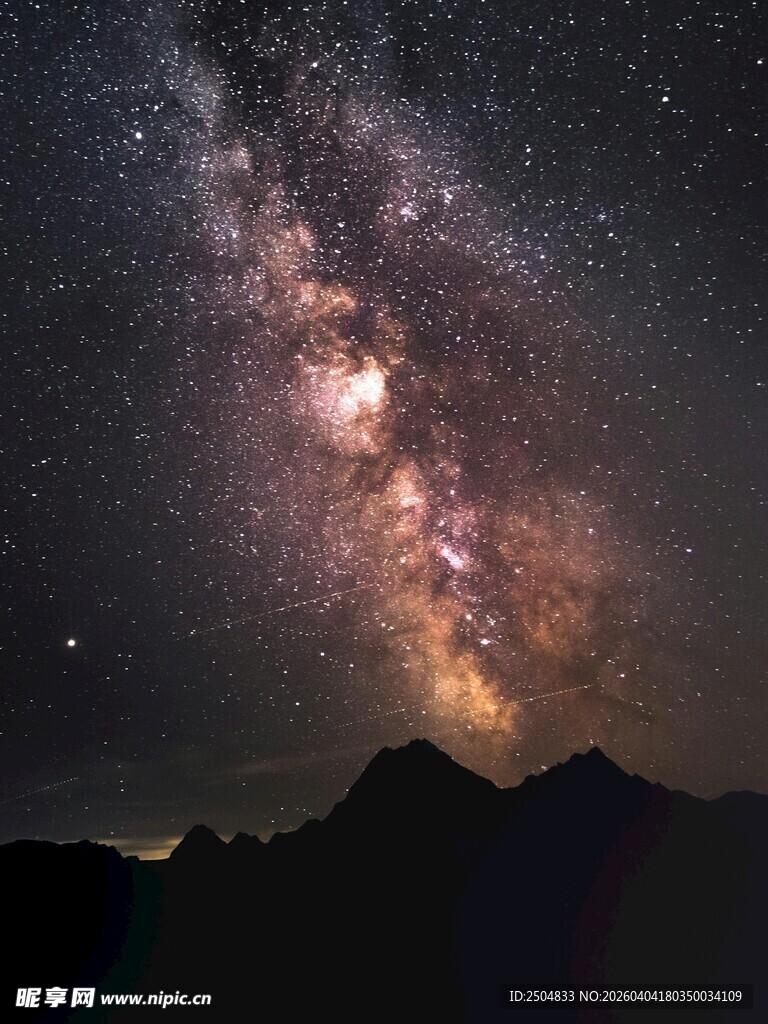 星空下的壮丽山脉