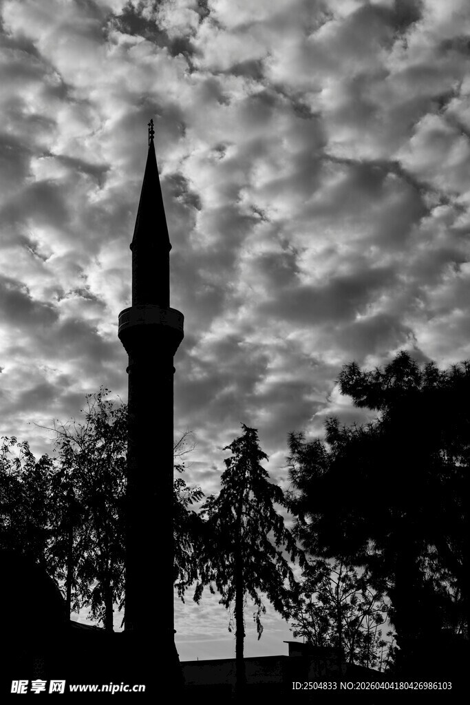 尖塔剪影映于多云天空