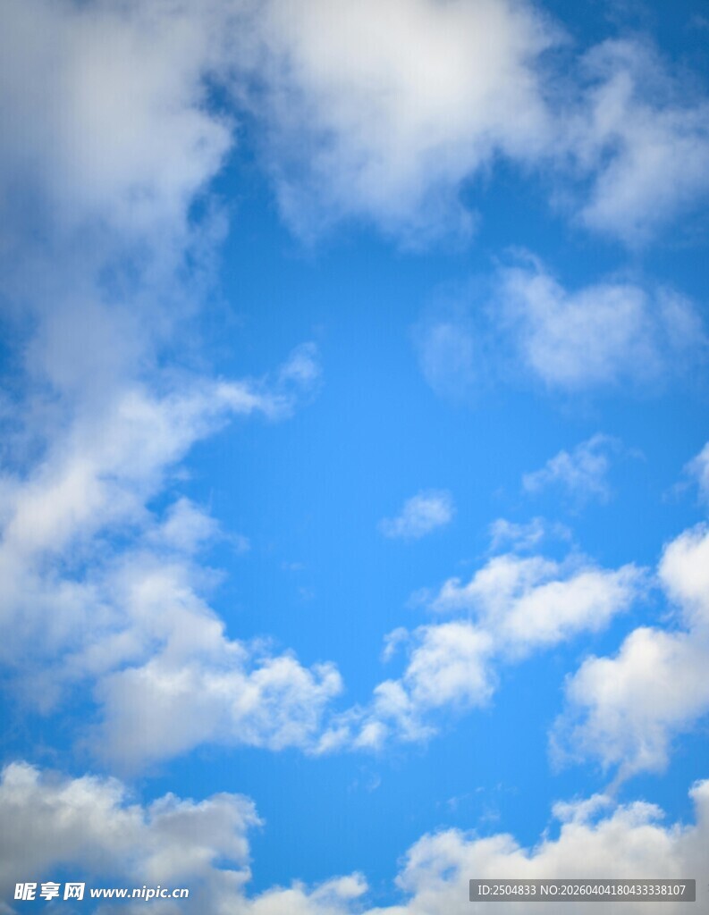 晴朗蓝天飘着朵朵白云