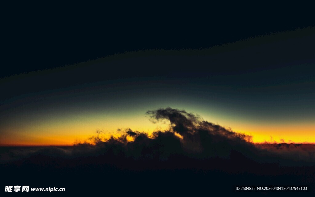 壮丽晚霞中的云朵景观