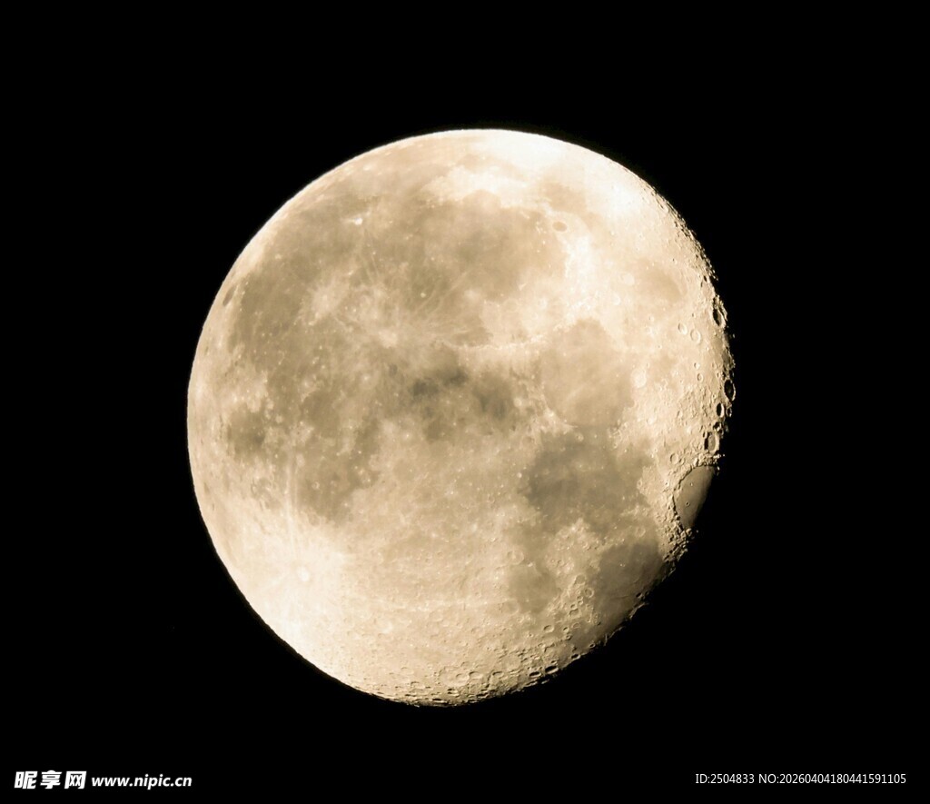 夜空中的明亮满月