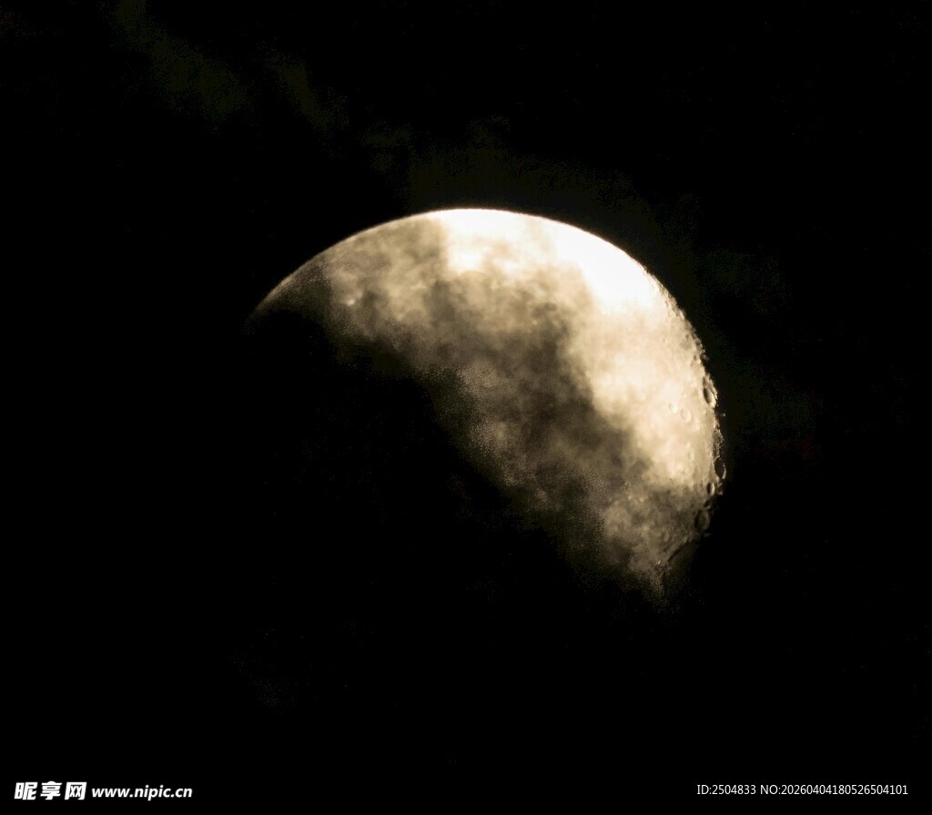 夜空中的半圆月亮