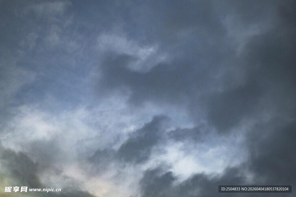  沉天空中的厚重云层