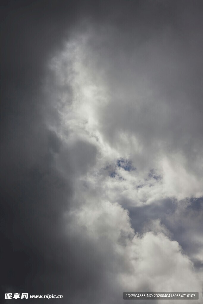 乌云密布的天空景象