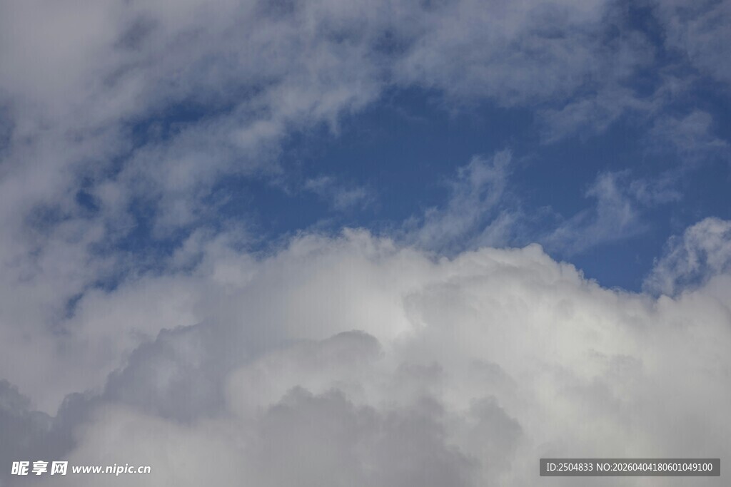 蓝天白云下的轻柔云朵