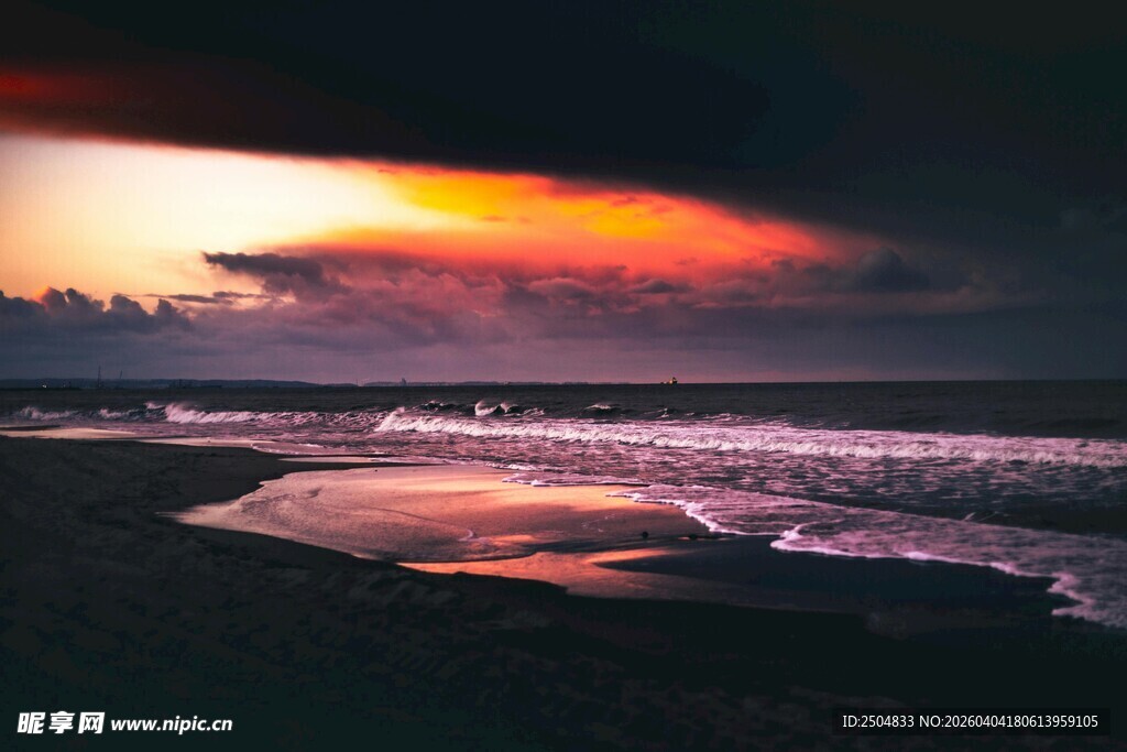 海边日落时的壮阔美景