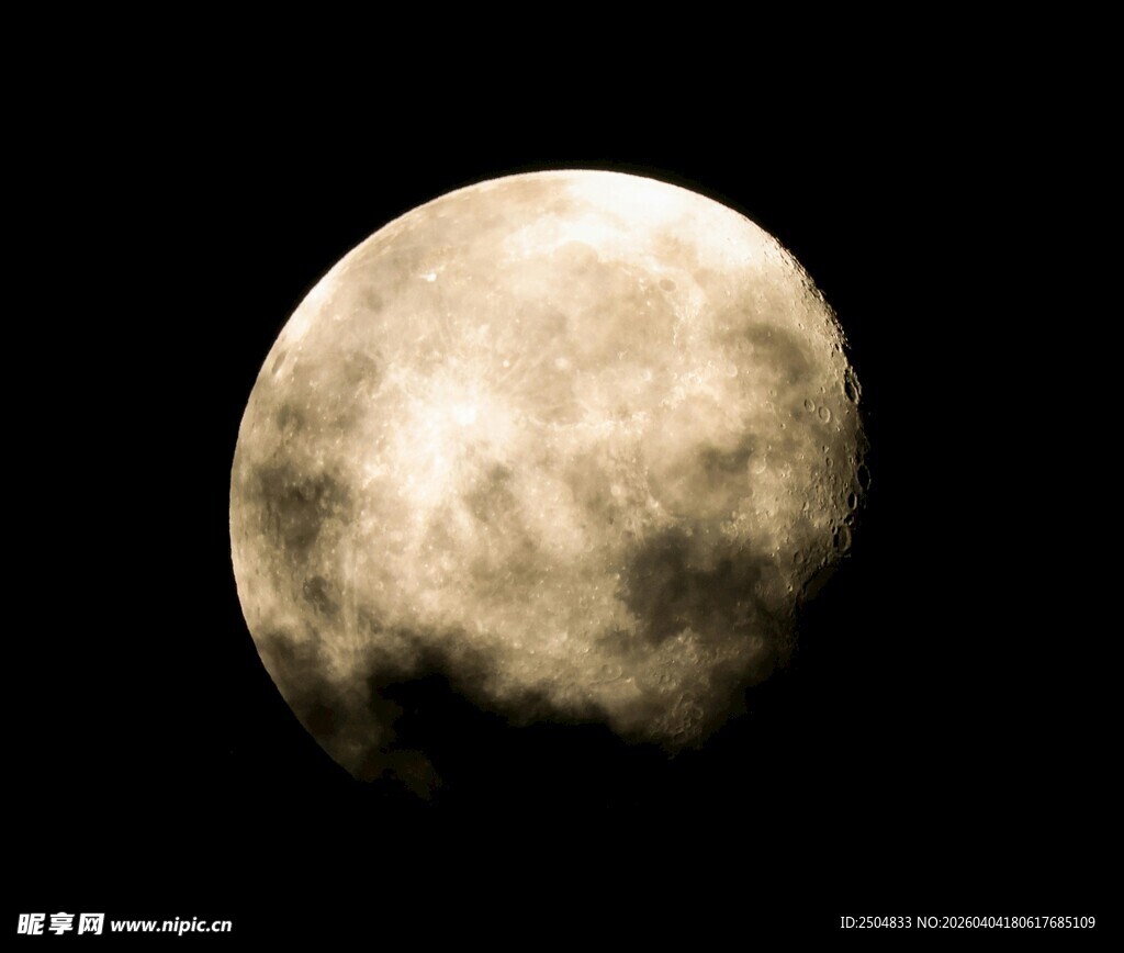 夜空中的朦胧满月